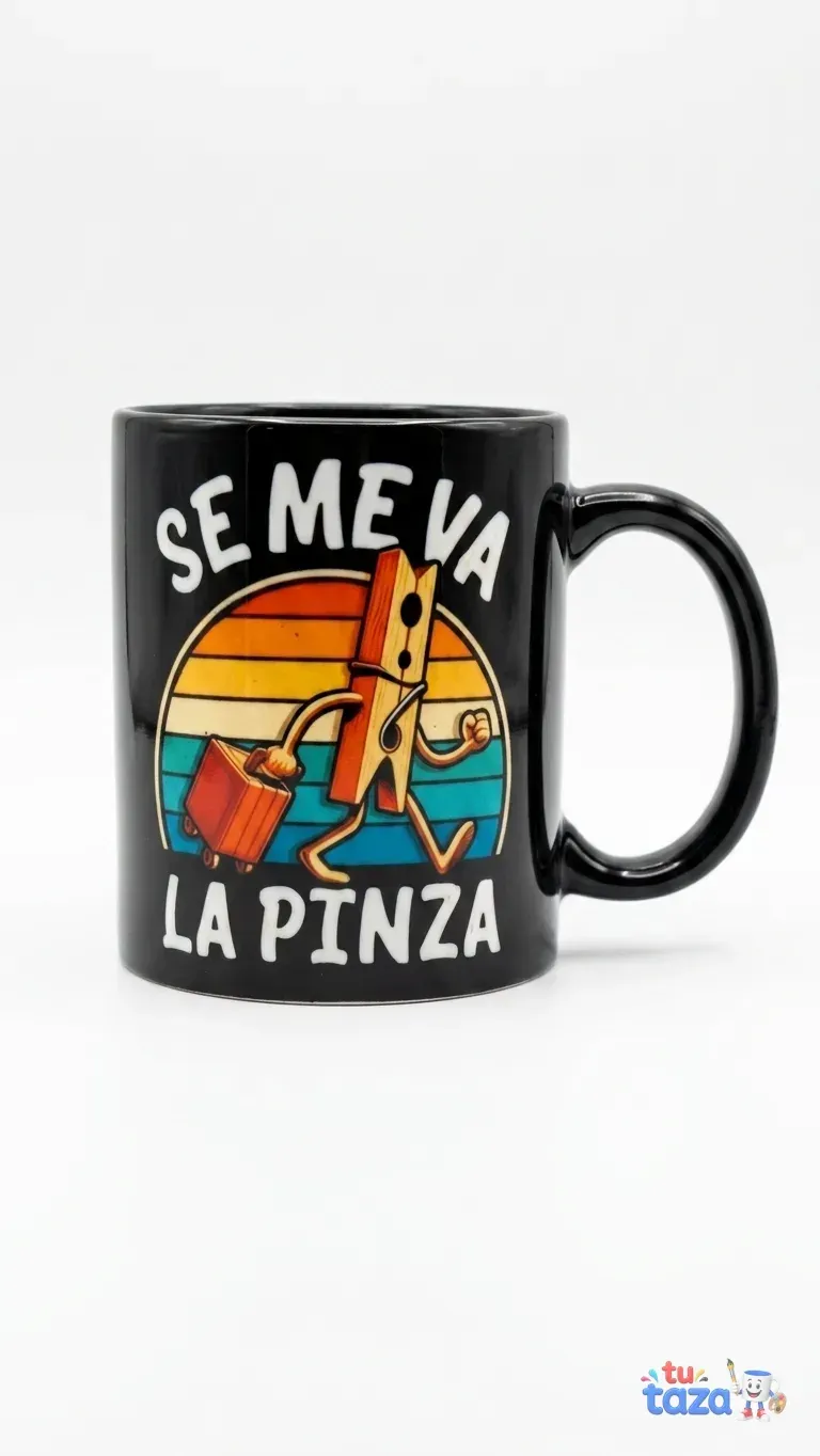 Taza negra personalizada con ilustración retro y frase Se me va la pinza, diseño humorístico vintage con pinza de ropa animada