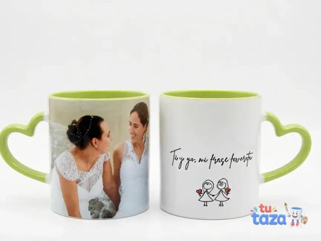 Taza personalizada verde con asa corazón, foto de dos amigas y frase Tú eres mis flores favoritas con ilustración de pájaros