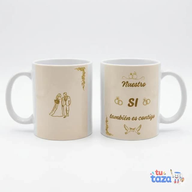 Taza personalizada de boda en tono beige dorado con ilustración de novios y texto Nuestro Sí también es contigo