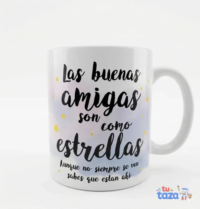 Taza personalizada con frase Las buenas amigas son como estrellas sobre fondo lila pastel con estrellas doradas, regalo para amiga