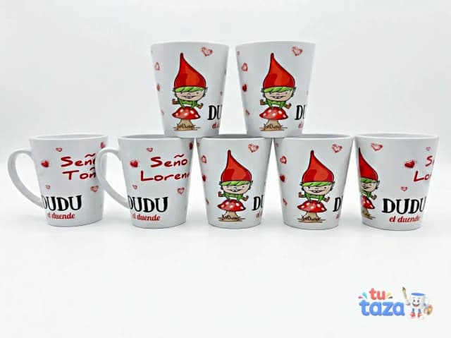 Taza personalizada cónica con duende gnomo DUDU el duende y nombre de profesora Seño Toño y Seño Lorena con corazones