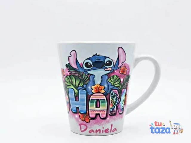 Taza personalizada cónica con diseño de Stitch y letras OHANA entre flores tropicales y nombre Daniela, regalo friki