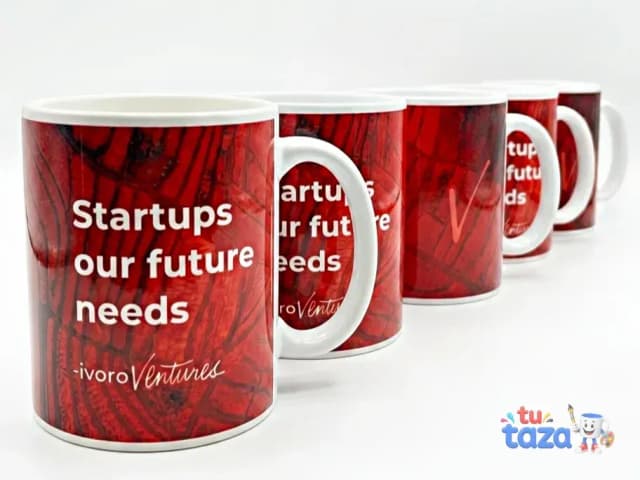 Taza personalizada corporativa con texto «Startups our future needs» y logo #voroVentures, merchandising empresa
