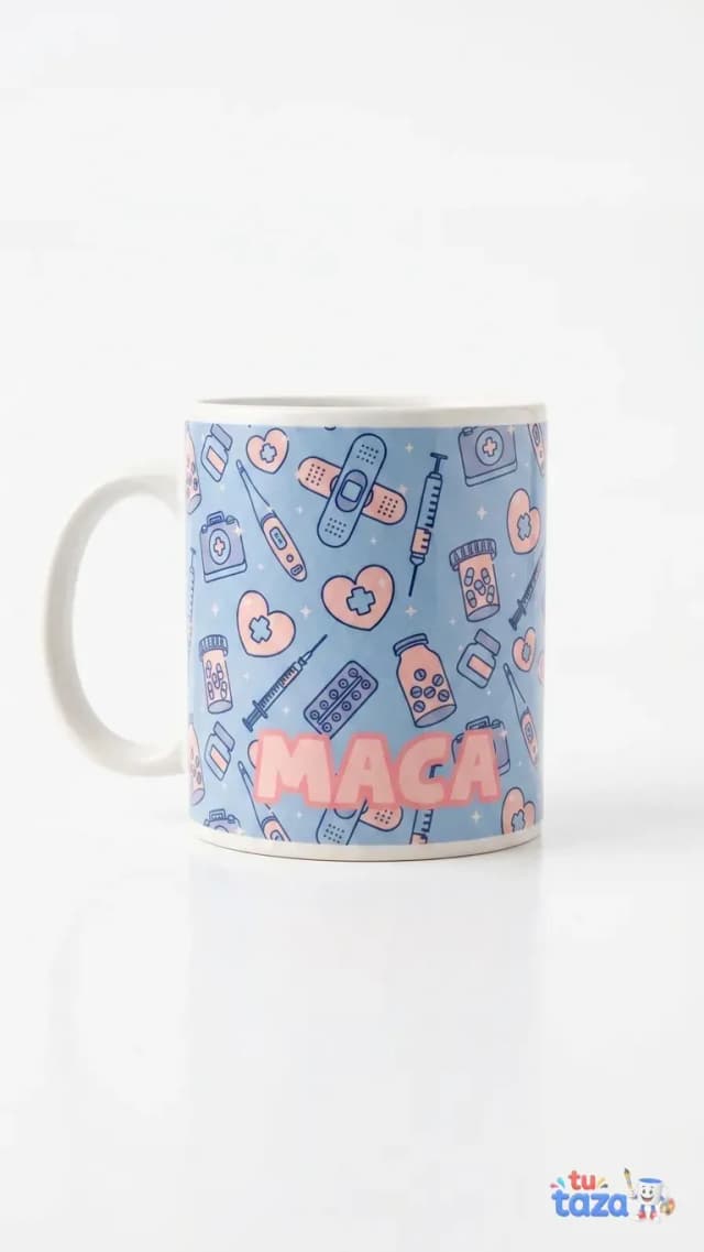 Taza personalizada con iconos médicos y jeringuillas sobre fondo azul y nombre Maca, regalo para enfermera o estudiante de medicina