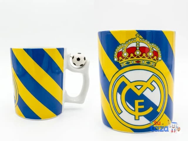Taza personalizada con escudo de fútbol en colores azul y amarillo y asa en forma de balón, regalo para aficionado