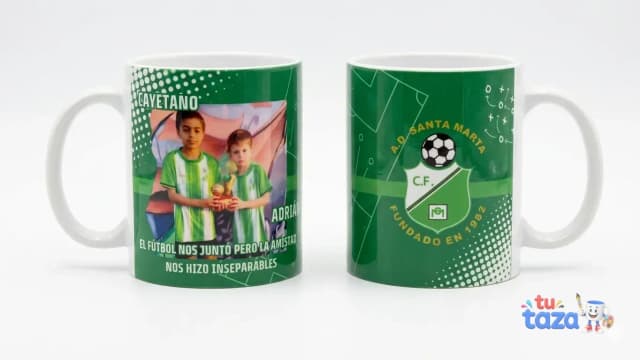 Taza personalizada con foto de dos amigos en equipo de fútbol AD Santa Maya y frase sobre amistad inseparable