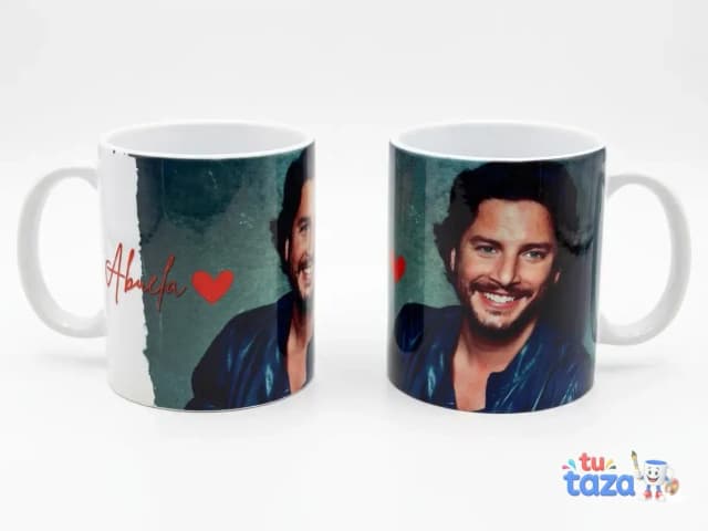 Taza personalizada con foto de hombre y nombre Álvaro en rojo con corazón, diseño fan o pareja romántico