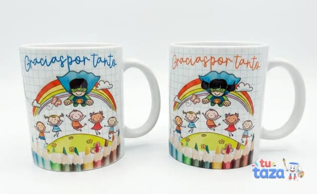 Taza personalizada con ilustración superhéroe maestra y niños bajo arcoíris con texto «Gracias por tanto», regalo profe