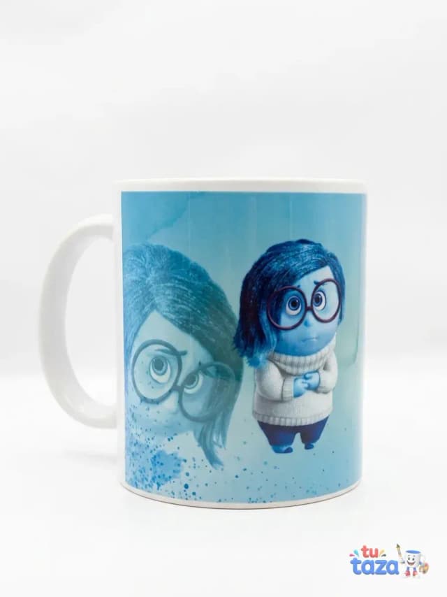 Taza personalizada con personaje Tristeza de Inside Out en fondo azul acuarela, regalo para fans de la animación