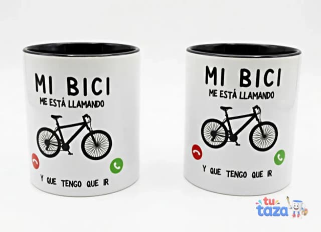 Taza personalizada con frase 'Mi bici me está llamando y que tengo que ir' e ilustración de bicicleta de montaña, interior negro