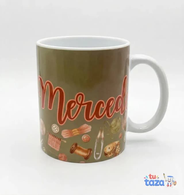Taza personalizada con nombre Merced en rojo y fondo de herramientas de costura, regalo para costurera o modista