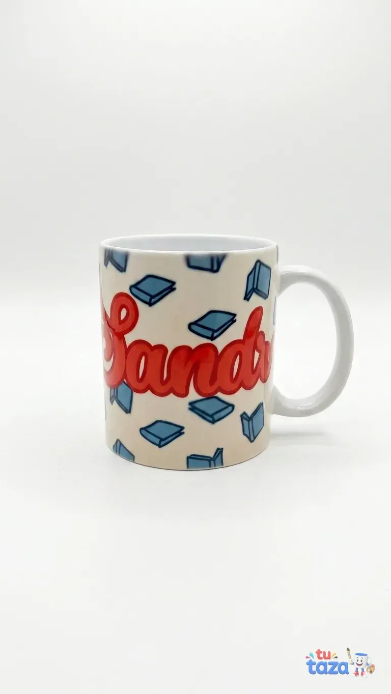 Taza personalizada con nombre Sandri en rojo y fondo de libros azules, regalo para lectora o amante de la lectura