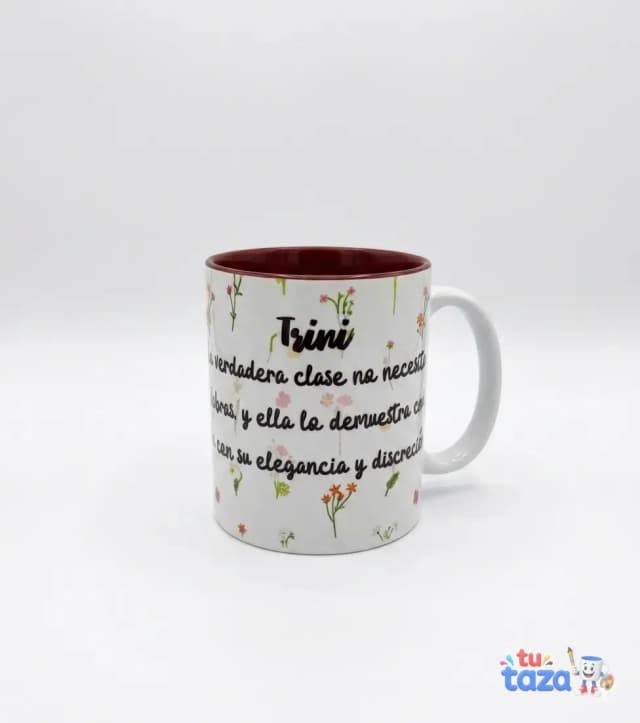 Taza personalizada con nombre «Trini» y dedicatoria en fondo floral, interior color burdeos, regalo femenino con nombre propio