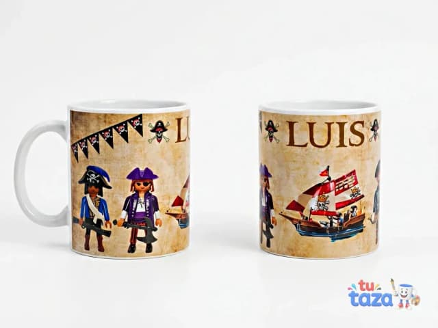 Taza personalizada con diseño de piratas Playmobil y nombre Luis en fondo pergamino envejecido con barco pirata