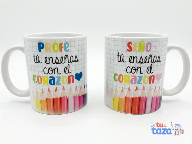 Taza personalizada con frase «Profe tú enseñas con el corazón» y lápices de colores, regalo para profesora o seño