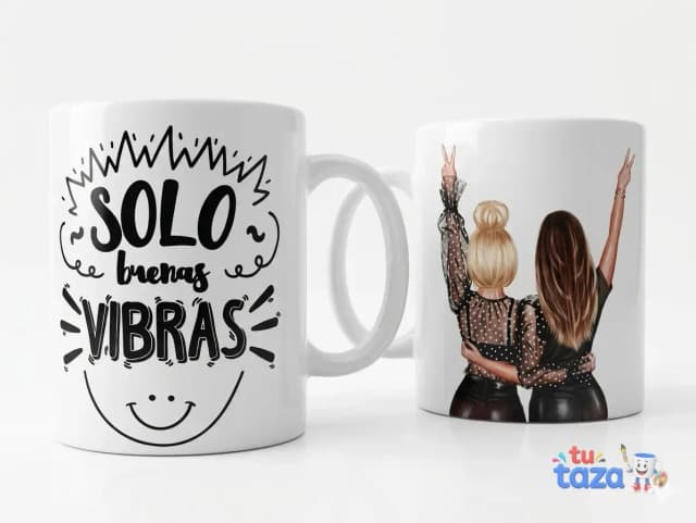 Taza personalizada con frase Solo buenas vibras e ilustración de dos amigas de espaldas, regalo para amiga optimista