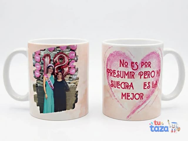 Taza personalizada con foto de dos mujeres y frase 'No es por presumir pero mi suegra es la mejor' con corazón rosa
