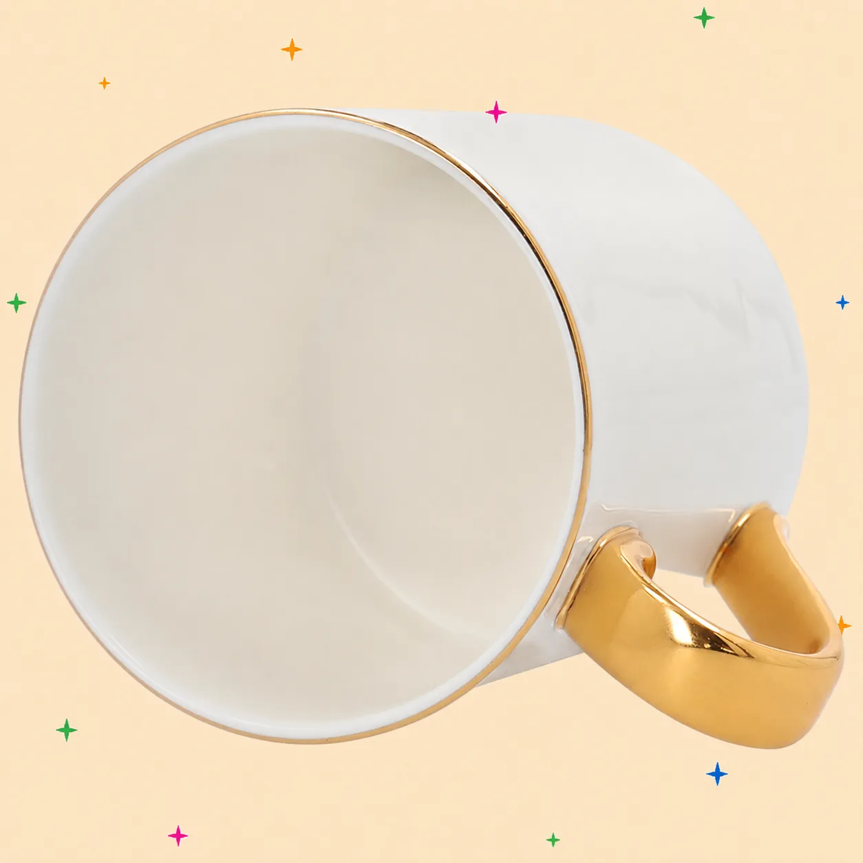 Taza de porcelana con asa dorada