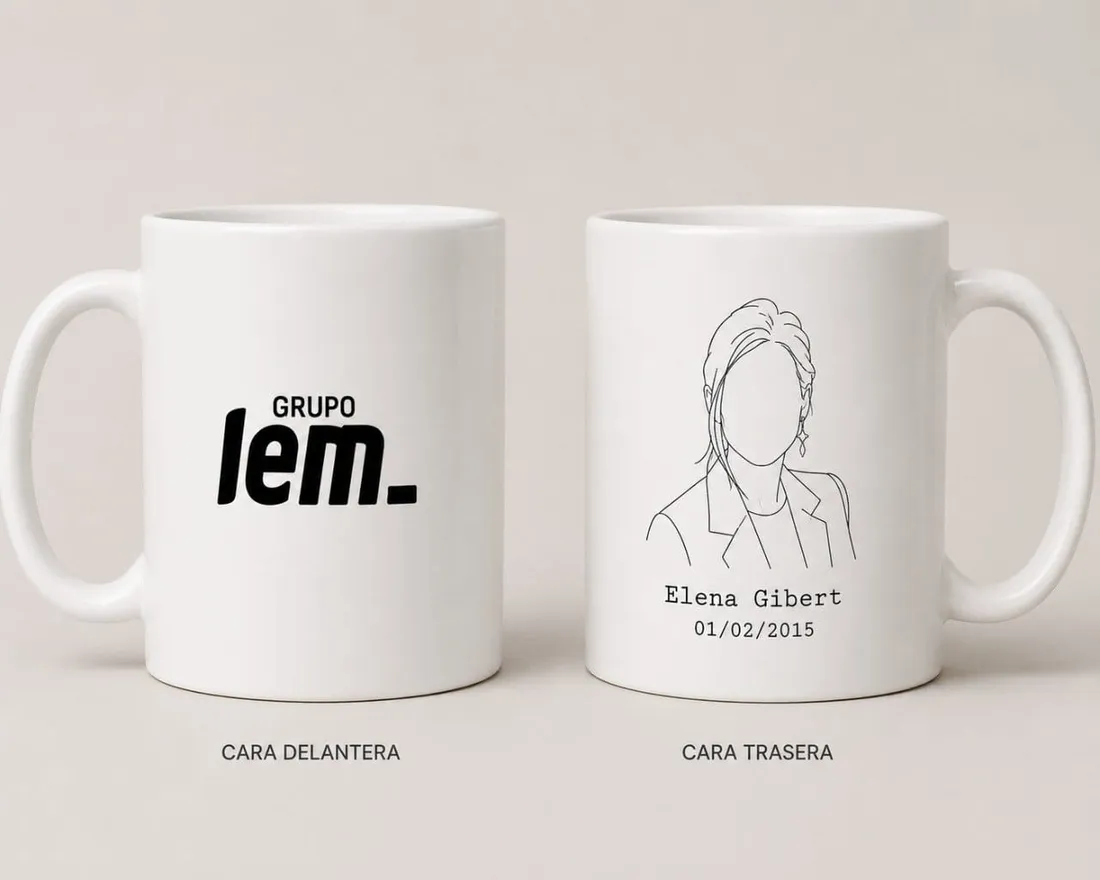 Dos tazas blancas: una con un logo de empresa en la cara delantera y otra con un retrato lineal y un nombre en la cara trasera