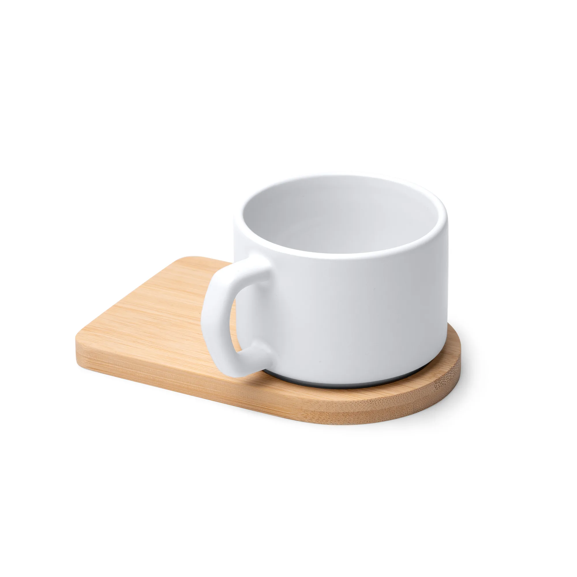 Taza café con plato de bambú
