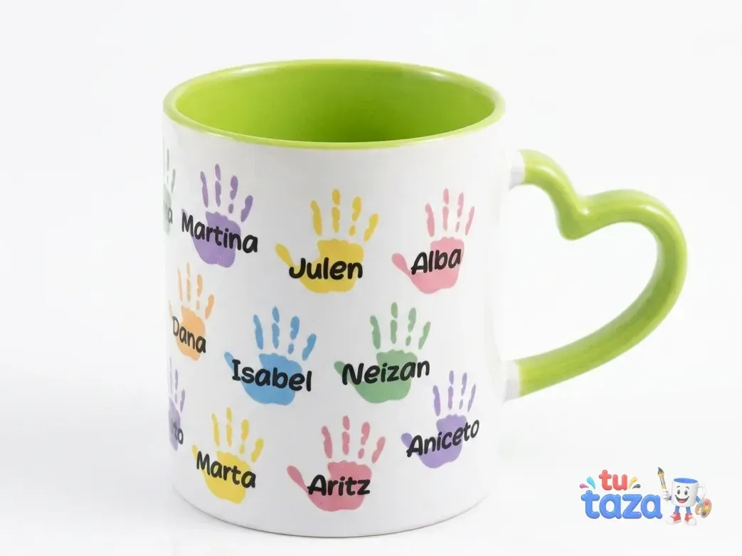 El regalo de fin de curso que organizamos entre las familias: una taza con todos los nombres