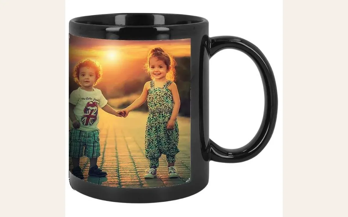 Taza elegante negra y blanca con foto personalizada