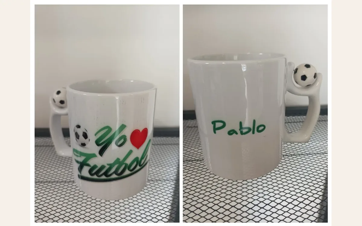 Taza blanca asa balón de fútbol